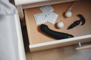 Kondome und Sexspielzeug - warum die beiden eine gute Kombi sind?